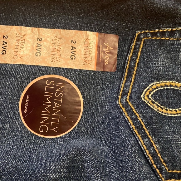 Women’s Aura Wranglers. 2 average - Picture 6 of 6